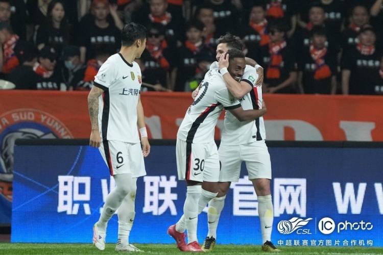 一位球员在比赛中连续命中关键球，领导球队取得胜利