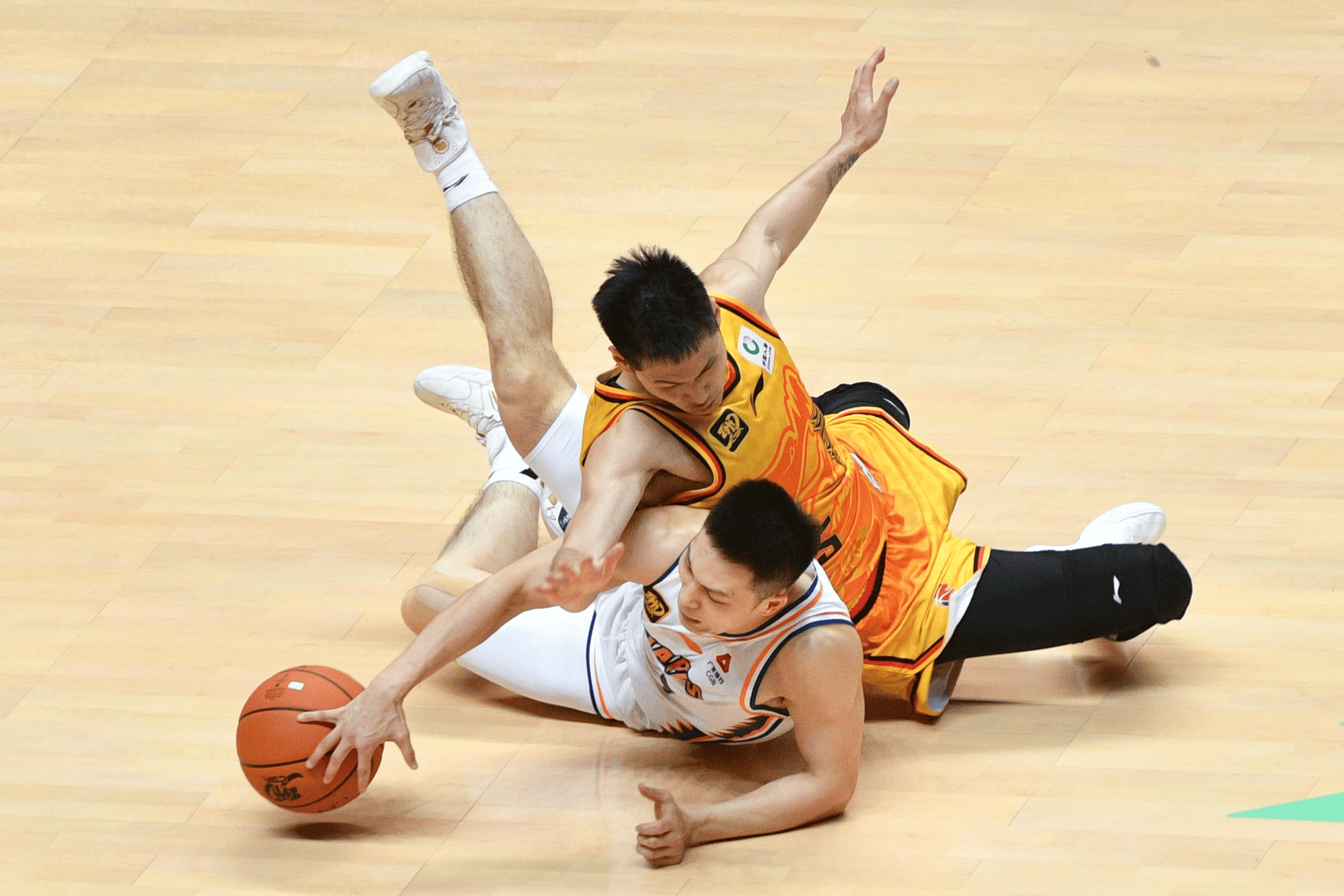 广东大胜山西，继续领跑积分榜的简单介绍