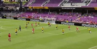 包含本菲卡场边指挥情绪激动，海港队员怒摔水瓶的词条