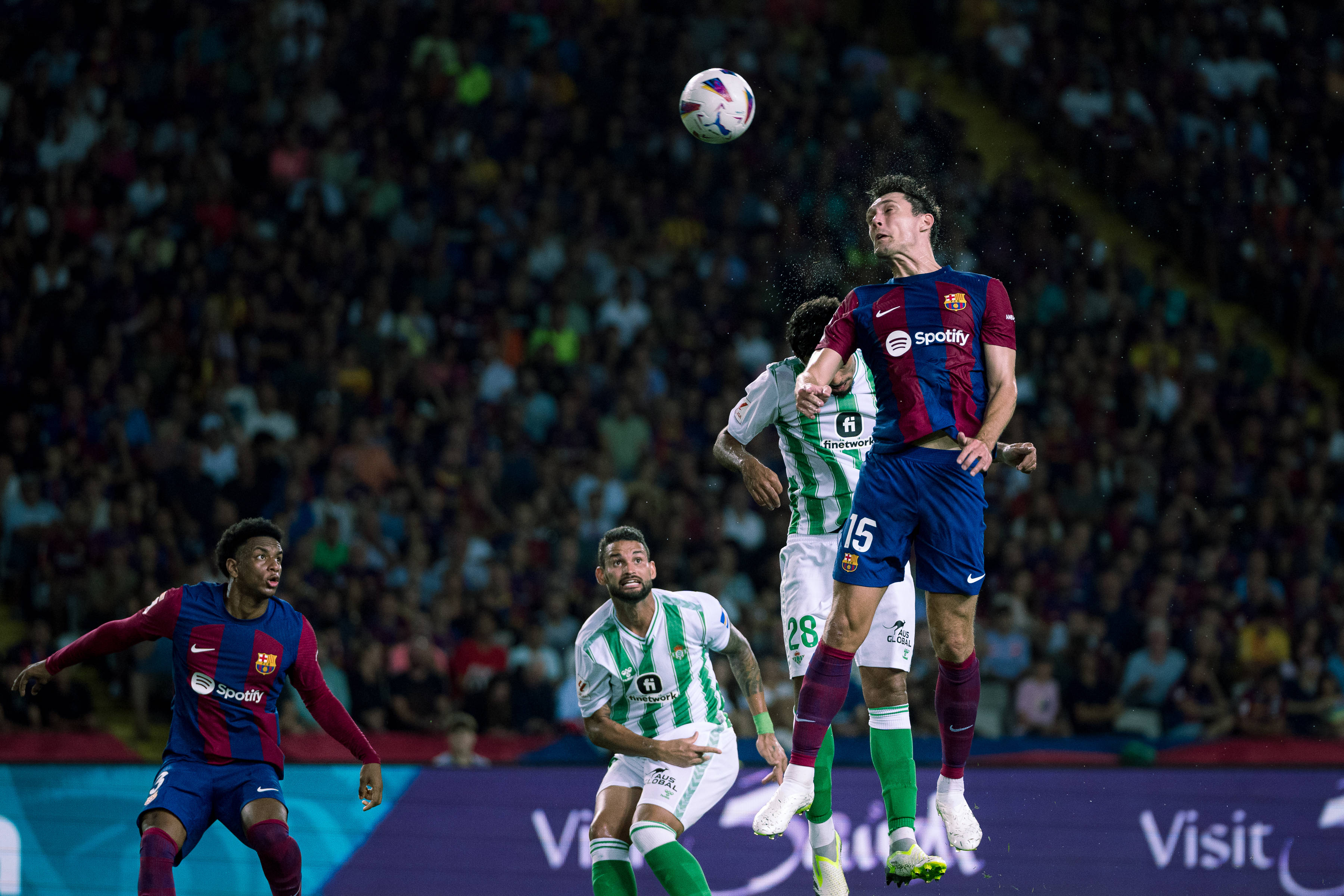 关于莱万多夫斯基在G2比赛中精彩发挥，势不可挡引发热议！的信息